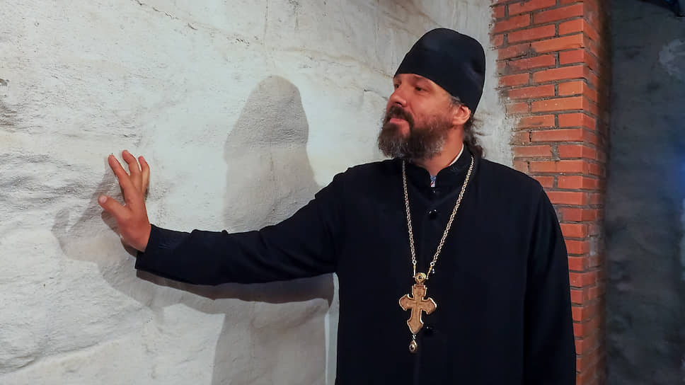 Настоятель храма протоиерей Евгений Попиченко у стены старой кладки