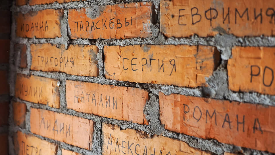 Успенский собор. Кирпичи с именами жертвователей