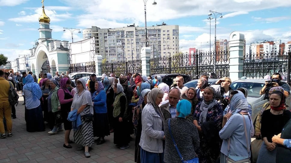 У здания Екатеринбургской епархии, где проходило заседание суда,  собрались десятки прихожан, которые приехали поддержать отца Сергия. Причем там были, как сторонники взглядов схиигумена, так и те, кто не приветствует его высказывания и мнения на счет РПЦ.