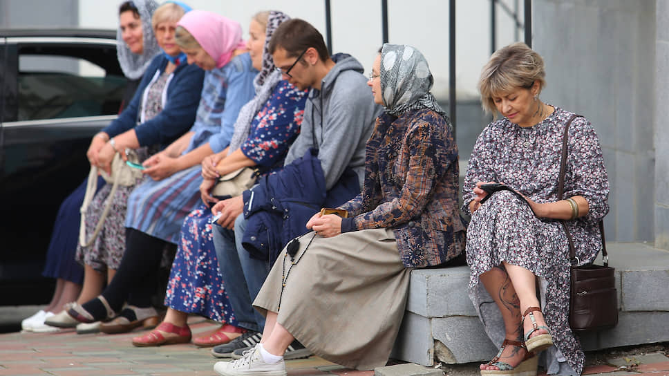 Прихожане из группы поддержки схиигумена Сергия.