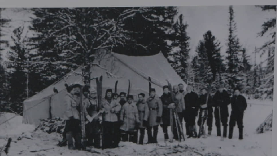 Поиски группы начались в конце февраля. 26 февраля 1959 года было возбуждено уголовное дело по факту обнаружения трупов. На фото сотрудники милиции, военные и студенты УПИ, участники розыскных мероприятий по делу о гибели группы Игоря Дятлова. Февраль 1959 года
