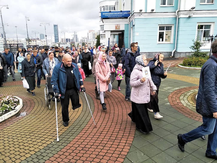 Прихожане ждут, когда к ним выйдет митрополит Кирилл