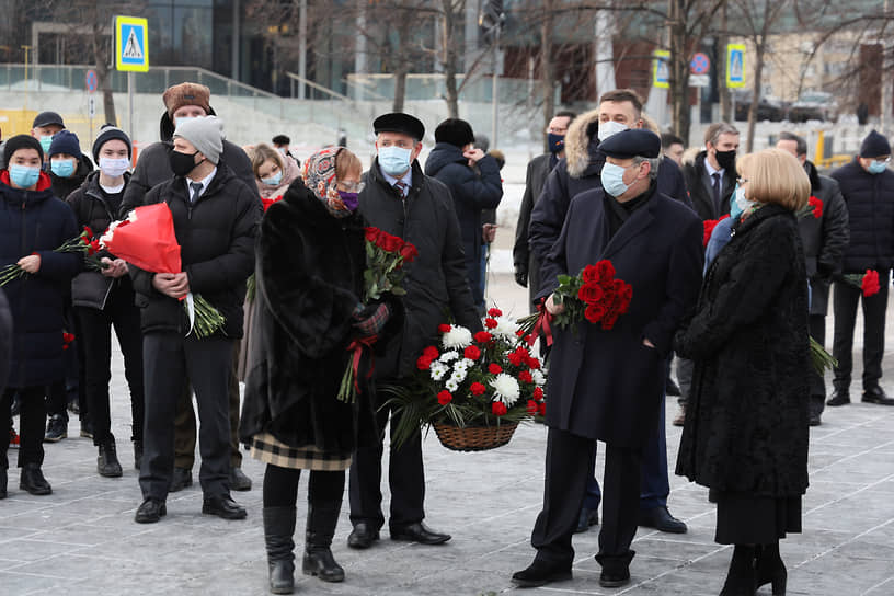 В церемонии возложения цветов к памятнику Бориса Ельцина приняли также участие временно исполняющий обязанности главы Екатеринбурга Алексей Орлов, ректор УрФУ Виктор Кокшаров, депутаты разных уровней, дипломаты и правозащитники