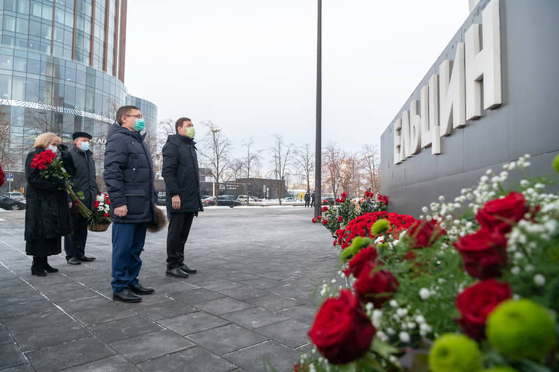 Полпред президента России в УрФО Владимир Якушев и губернатор Свердловской области Евгений Куйвашев 1 февраля возложили цветы к памятнику Борису Ельцину в Екатеринбурге