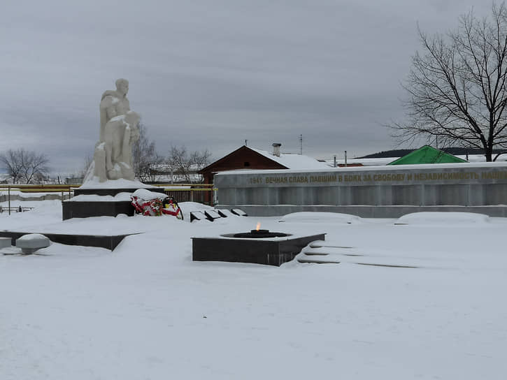 Мемориал в поселке Верх-Нейвинский
