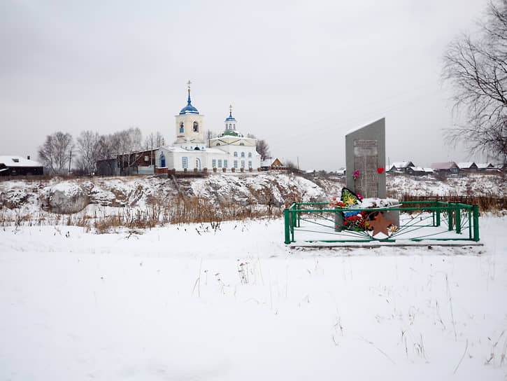 Памятник в селе Слобода