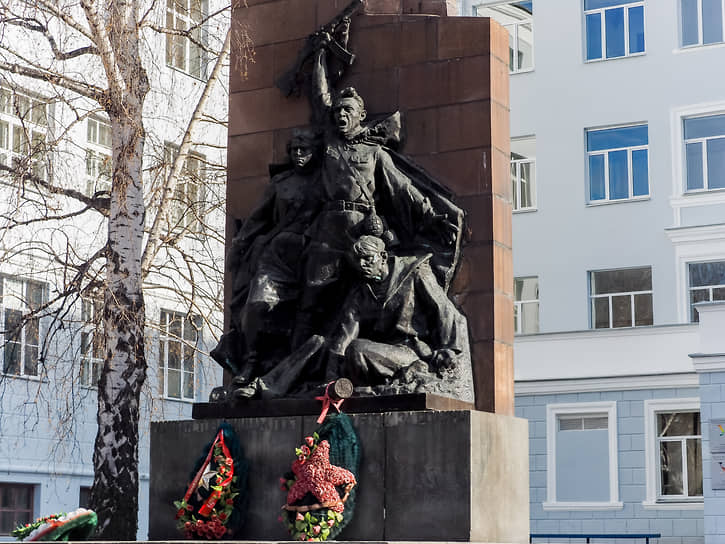 Памятник студентам Уральского политехнического института (УПИ), погибшим на фронтах Великой Отечественной войны. Екатеринбург