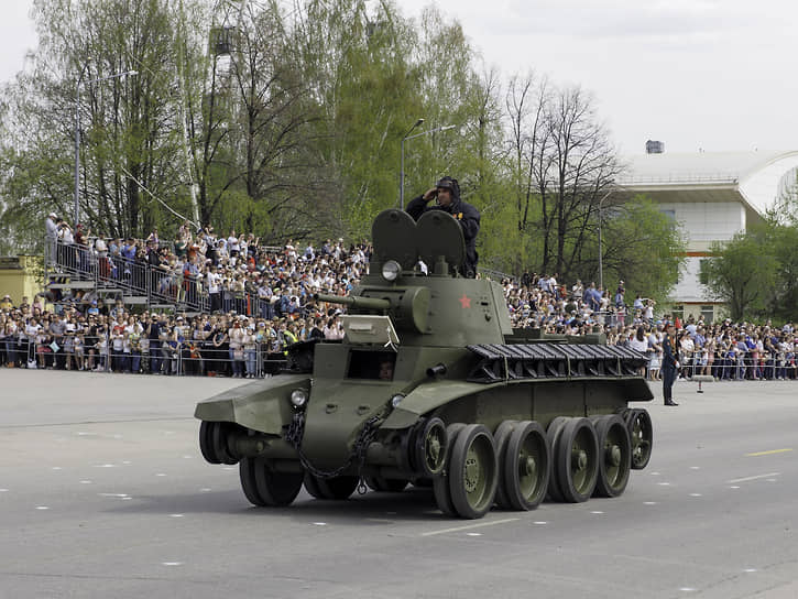 Торжественный марш в честь Дня Победы в Верхней Пышме 