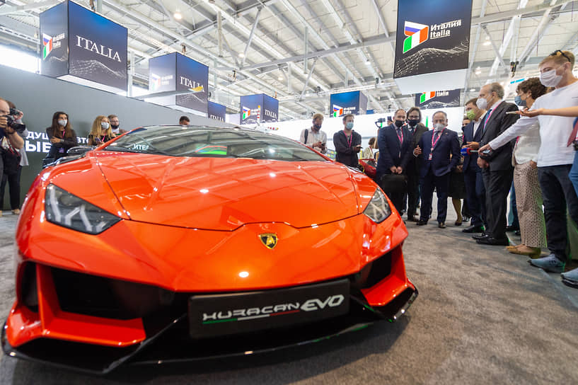 Автомобиль Lamborghini Huracan EVO (Ламборгини Хуракан Эво) на выставке &quot;Иннопром-2021&quot;