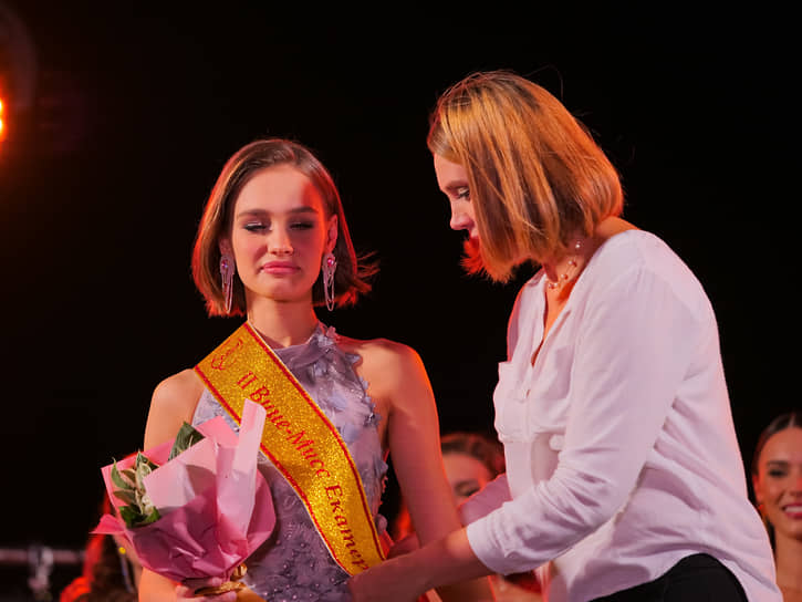 Вторая вице-мисс Екатеринбург-2021 Василиса Новоселова (слева)
