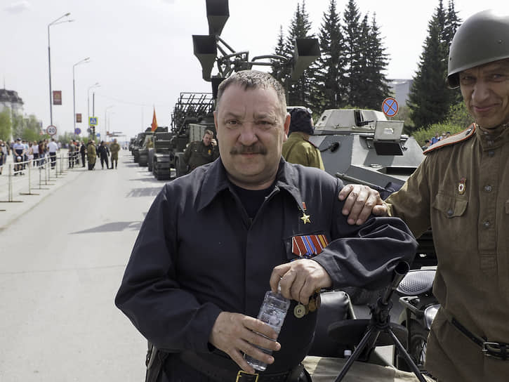 В Екатеринбурге на 55 году жизни скончался советник вице-губернатора Свердловской области, Герой России Роман Шадрин. Он воевал в чеченских войнах, награжден орденом Мужества за взятие Главпочтамта, позже ему было присвоено звание Героя России и вручена звезда Героя. Господин Шадрин был депутатом Екатеринбургской городской думы шестого созыва, возил гуманитарную помощь на Донбасс. С 2015 по 2019 год занимал пост директора ЦПКиО им. Маяковского.