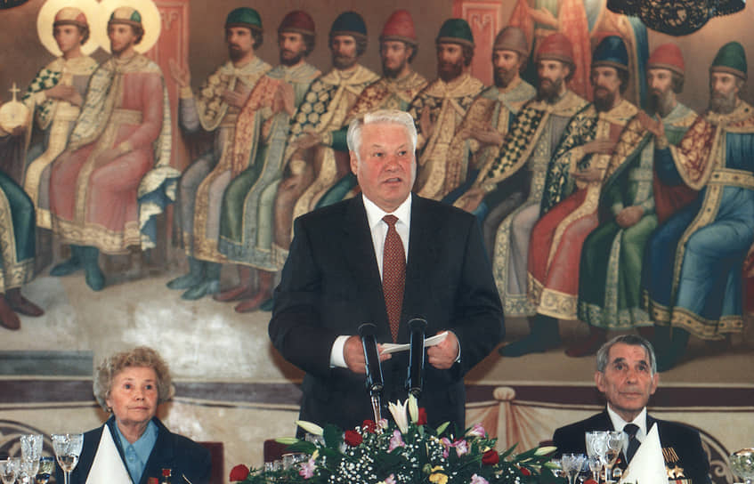 Президент России Борис Ельцин во время встречи с ветеранами, 1997 год
