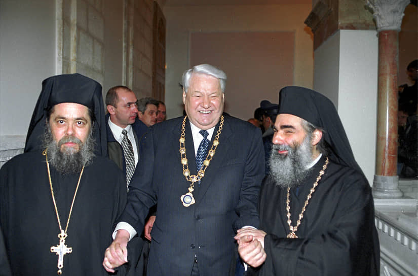 Борис Ельцин (в центре) во время визита к патриарху Иерусалима Теодору, где он получил Звезду кавалера ордена Гроба Господня. Визит Бориса Ельцина в Израиль был приурочен к празднику Рождества Христова, 2000 год