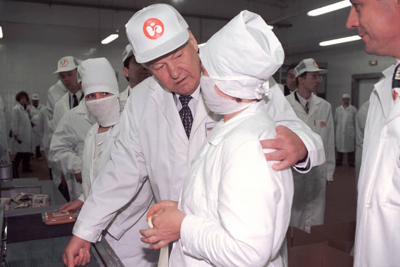 Борис Ельцин во время посещения цехов Черкизовского мясоперерабатывающего комбината, 1996 год
