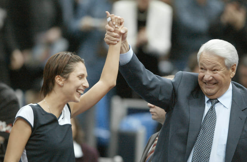 Теннисистка Анастасия Мыскина (слева) и Борис Ельцин на турнире &quot;Кубок Кремля&quot; в спорткомплексе &quot;Олимпийский&quot;. Анастасия Мыскина первой из российских теннисисток сумела выиграть Кубок Кремля, 2003 год 