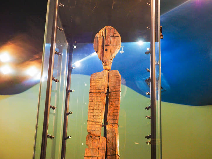 Большой Шигирский идол — монументальная скульптура из расколотого ствола лиственницы. Изначально составляла 5,3 м в длину, после утраты нижней части сократилась до 3,4 м.