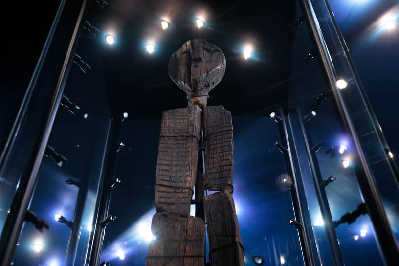 Шигирский идол. Древнейшая в мире сохранившаяся деревянная скульптура. Выполнен из лиственницы в эпоху мезолита (XI тысячелетие до н.э.)