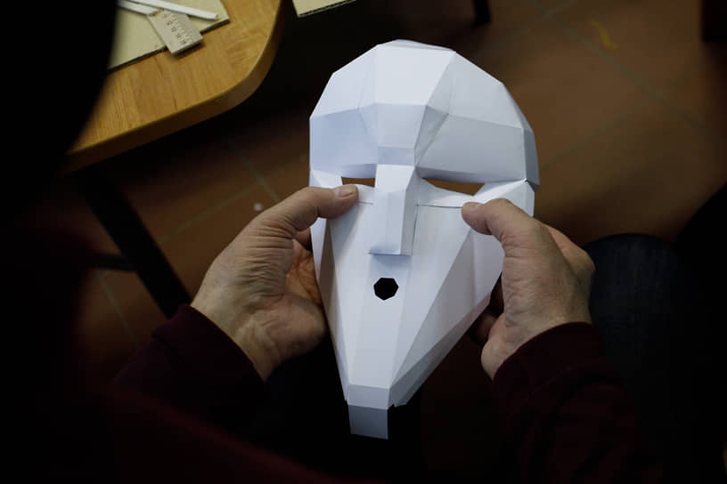 Мастер-класс по изготовлению бумажной полигональной маски «Шигирский идол» в Музее истории и археологии Урала.

