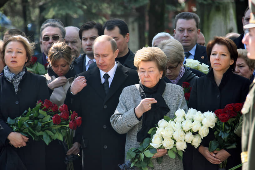 Президент России Владимир Путин (третий слева), Полина Дерипаска (вторая слева), дочери Бориса Ельцина России Елена Окулова (слева), Татьяна Дьяченко (справа) и вдова Наина (вторая справа) во время церемонии открытия памятника Борису Ельцину на Новодевичьем кладбище. 
