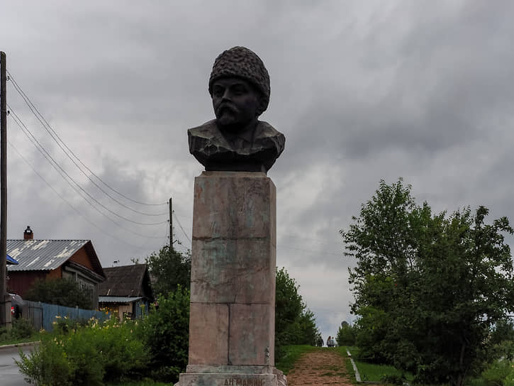 Памятник писателю Дмитрию Мамину-Сибиряку в Висиме