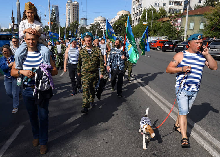  Бывшие военнослужащие ВДВ на улице города.