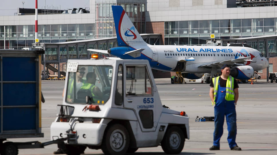 Самолет компании UralAirlines на летном поле международного аэропорта Кольцово