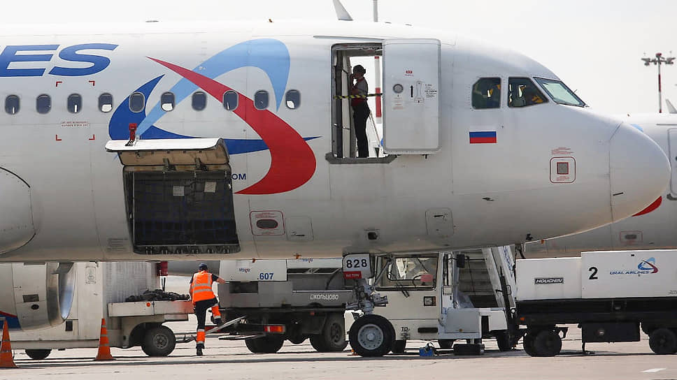 Заправка самолета компании Ural Airlines в международном аэропорту Кольцово