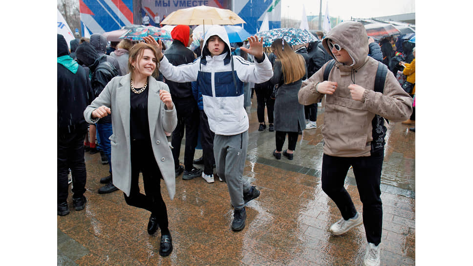 Митинг-концерт в поддержку добровольцев (волонтеров), осуществляющих сбор гуманитарной помощи для жителей Донбасса &quot;Мы вместе! Своих не бросаем&quot;. Зрители во время концерта