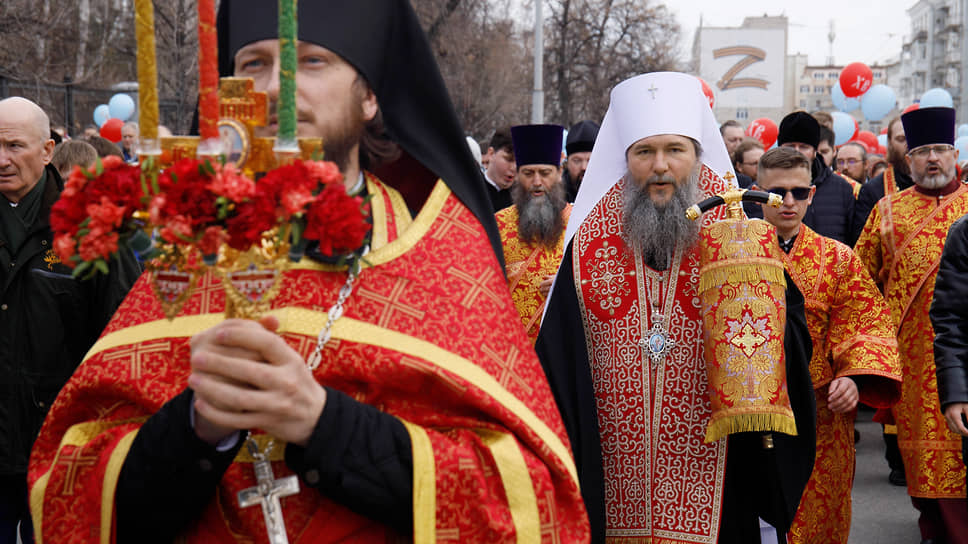 Праздничный пасхальный крестный ход от Свято-Троицкого собора до Храма-на-Крови. Митрополит Екатеринбургский и Верхотурский Евгений (в центре) во время крестного хода