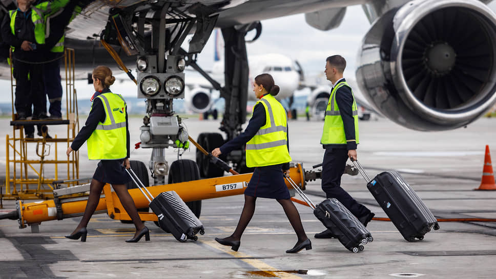 Презентация рейса авикомпании Azur Air на бизнес-джете Lujo Black Jet (самолет Boeing 757-200) Екатеринбург- Бодрум в аэропорту Екатеринбурга. Подготовка самолета к рейсу.