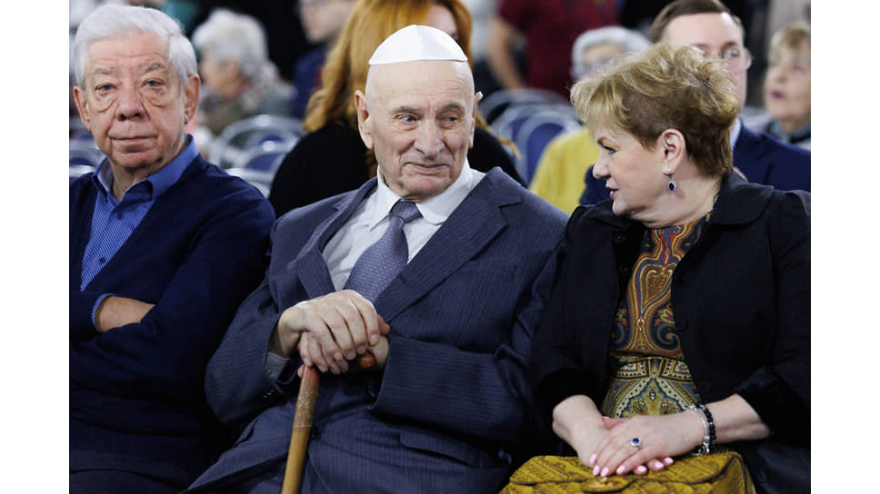 Слева направо: Александр Левин, председатель Свердловского творческого союза журналистов, Семен Спектр, почетный гражданин Екатеринбурга, Светлана Учайкина, министр культуры Свердловской области Светлана Учайкина