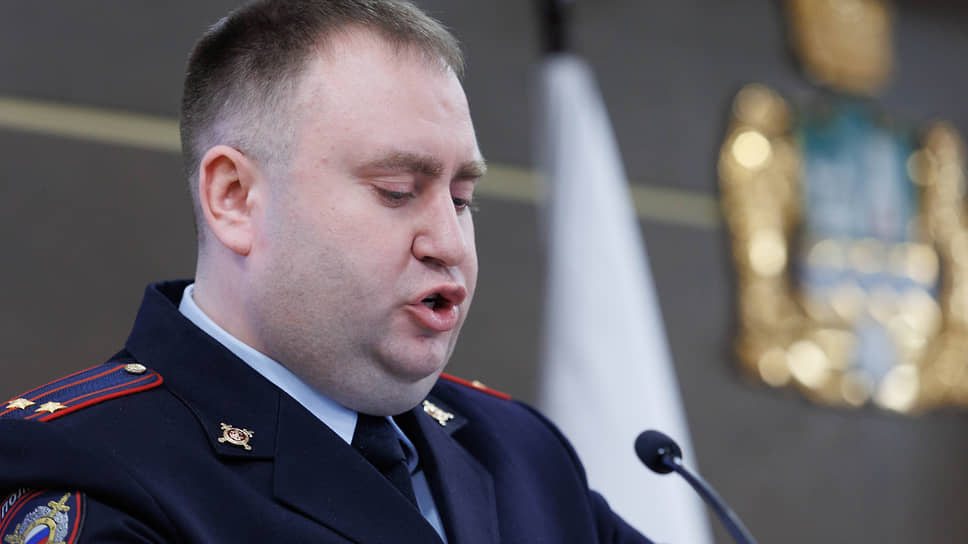 Максим  Метелица, начальник управления Министерства внутренних дел РФ по городу Екатеринбург выступает во время заседание постоянной комиссии по безопасности жизнедеятельности населения городской думы 