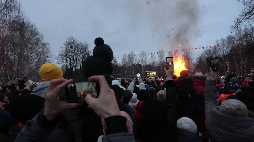 Празднование «Широкой Масленицы» в Парке Маяковского