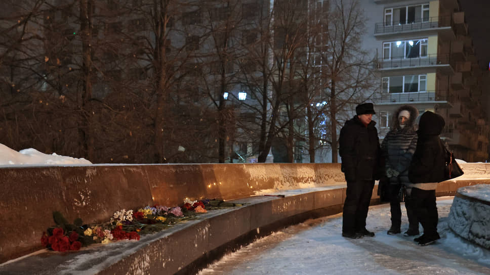 Акция памяти и возложения цветов у памятника основателям города Татищеву и де Геннину на площади Труда в годовщину убийства Бориса Немцова