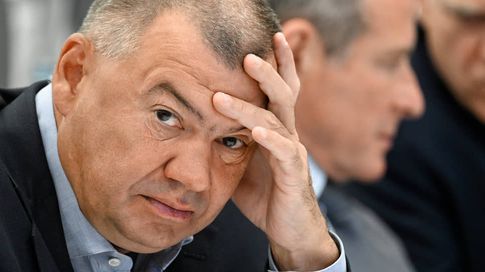 На 1104 месте - бывший член совета директоров УГМК Андрей Бокарев. Его состояние оценивается в $2,7 млрд (в 2022 году - $1,2 млрд)