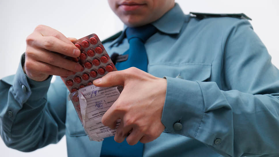 Лекарства, в составе которых присутствуют психотропные, наркотические и сильнодействующие вещества, можно провозить только с сопровождающими документами  - выпиской или рецептом от врача