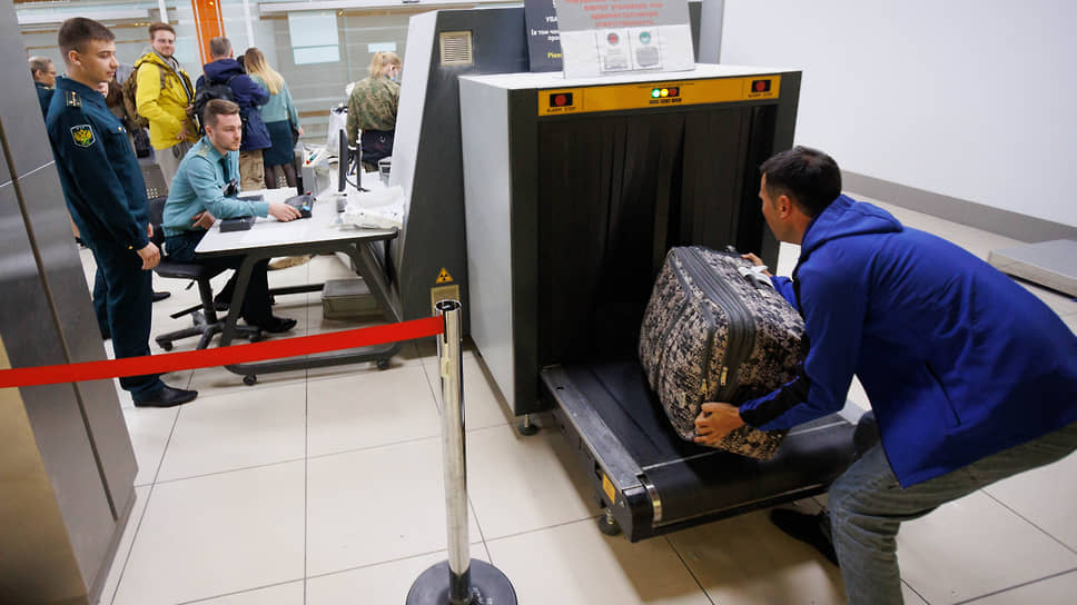 По словам сотрудников таможни, в аэропорте им чаще приходится сталкиваться с провозом незадекларированных вещей, чем запрещенных предметов