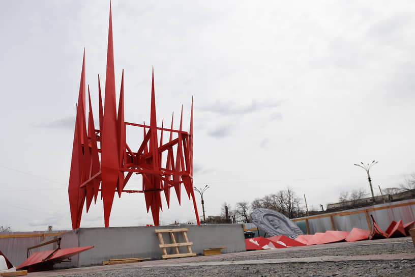 Установка архитектурной композиции &quot;Краснознаменная группа&quot; на Площади первой пятилетки в Екатеринбурге