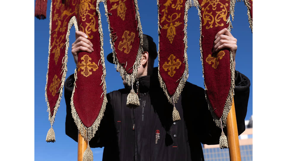 Празднование православной Пасхи. Верующие во время Крестного хода от Свято-Троицкого собора до Храма-на-Крови