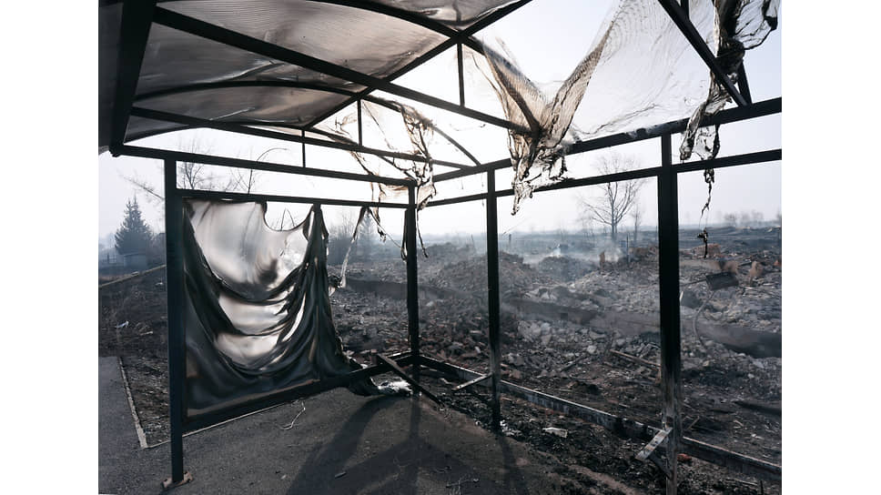 Последствия пожара в поселке Сосьва. Сгоревший павильон общественного транспорта