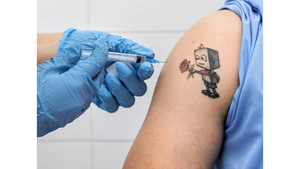 Рука медицинского работника со шприцем во время прививки от клещевых инфекций в МО &quot;Новая больница&quot;