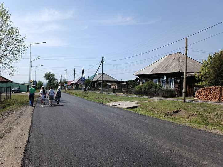 К юбилею в поселке Гари положили асфальт на дороге