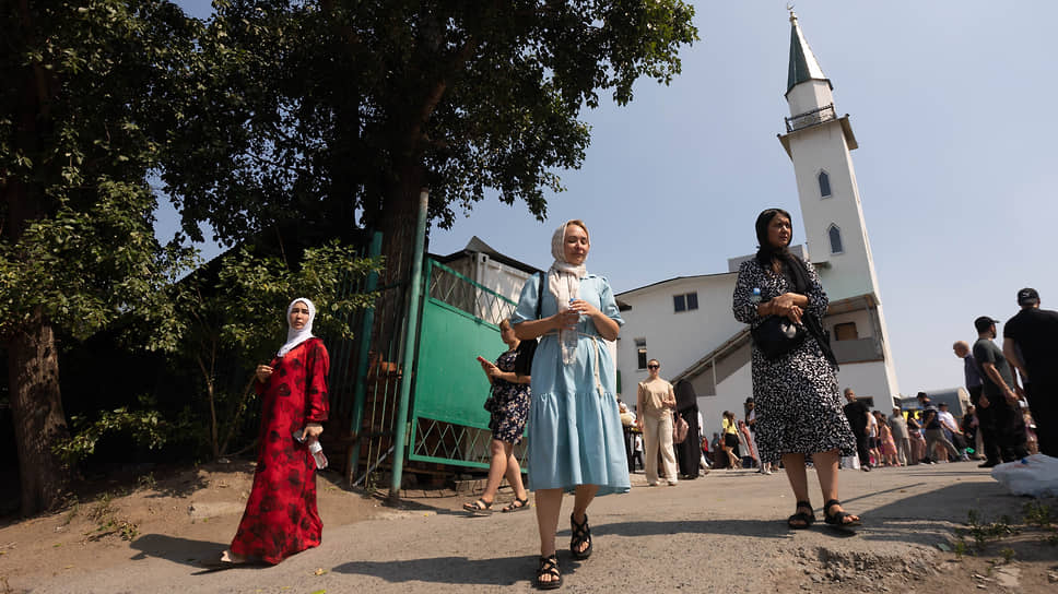  Женщины у мечети Абу-Ханифа в день прощания с погибшим Далером Б. 
