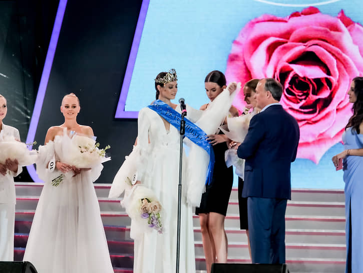 Победительницей конкурса «Мисс Екатеринбург-2023» стала 21-летняя Александра Кузнецова. Корону ей вручил мэр Алексей Орлов