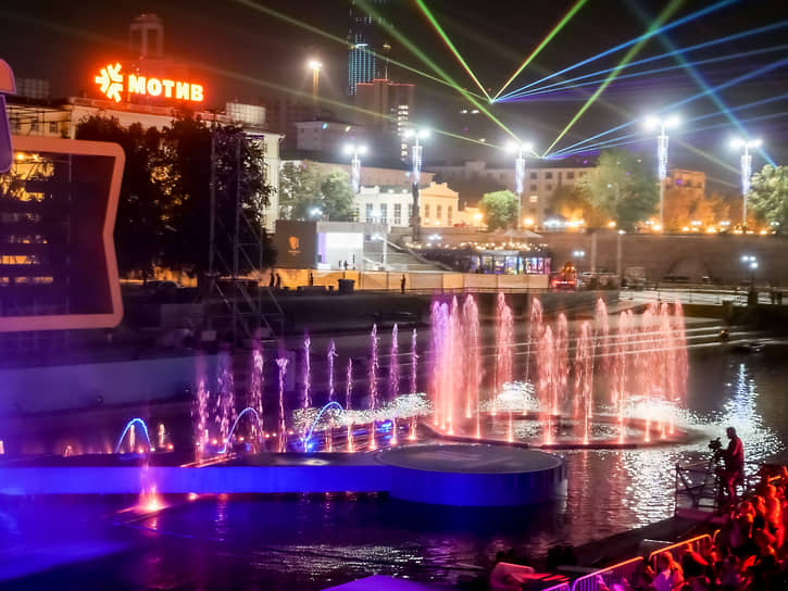 Праздничные мероприятия, посвященные 300-летнему юбилею Екатеринбурга. Новый светомузыкальный фонтан Сбербанка в Историческом сквере