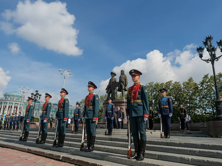 Рота почетного караула у памятника основателям Екатеринбурга Василию Татищеву и Вильгельму де Геннину