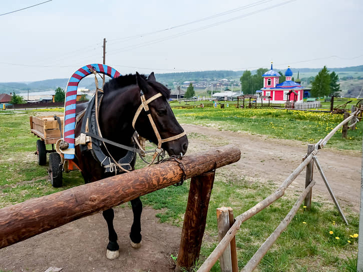 Иван Самойлов ездил по уральским деревням и собирал уникальные памятники деревянного зодчества, которые перевозил в Нижнюю Синячиху 