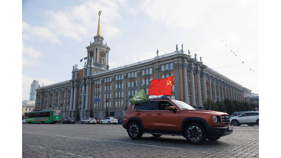 Кроме российского триколора во время автопробега можно было увидеть флаг СССР