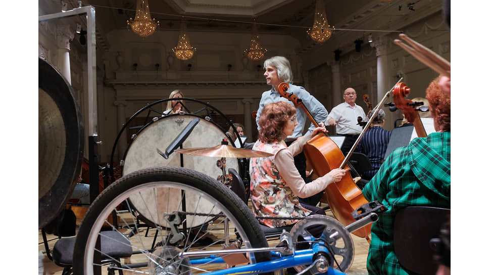  В качестве музыкальных инструментов артисты позуются велосипедами и смартфонами