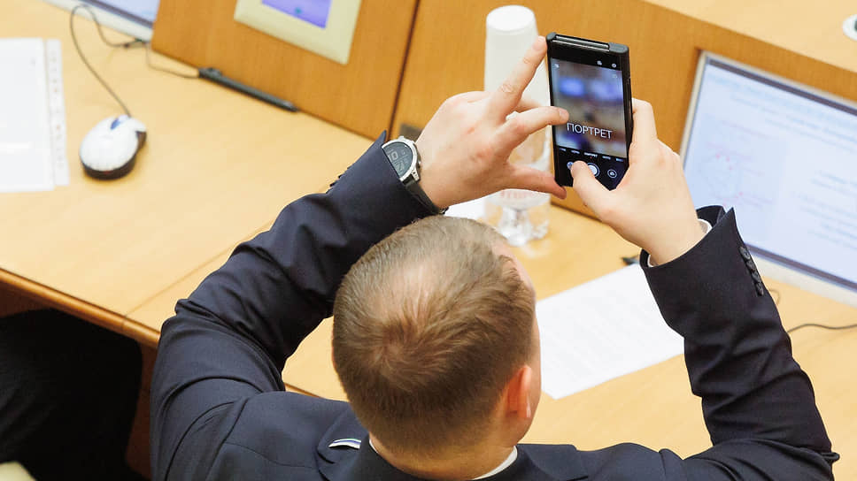 Депутат Законодательного собрания во время выступления губернатора Свердловской области Евгения Куйвашева